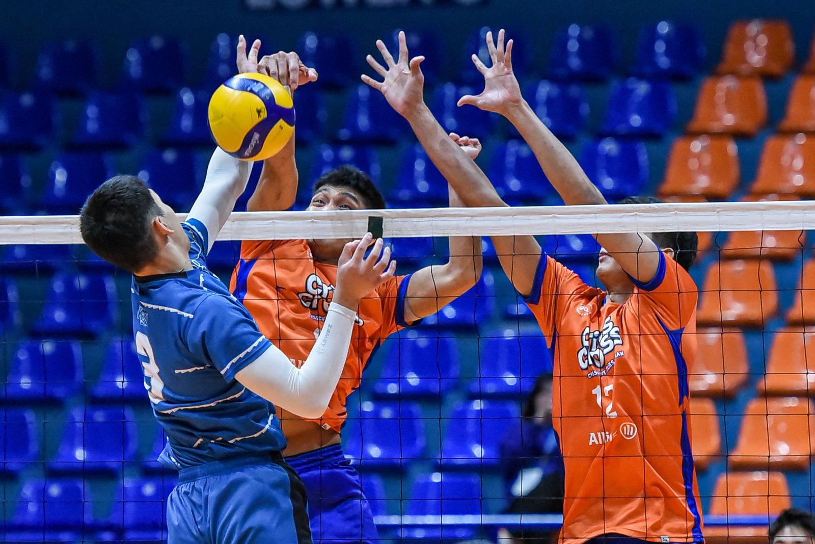 Fans anticipate a thrilling finale at the Filoil EcoOil Centre. [Spikers Turf photo]
