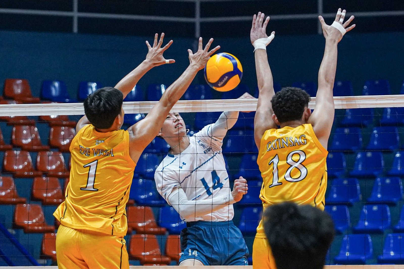 Ryutaro Aun powers Kindai University to a strong start in the third set. [Spikers Turf photo]