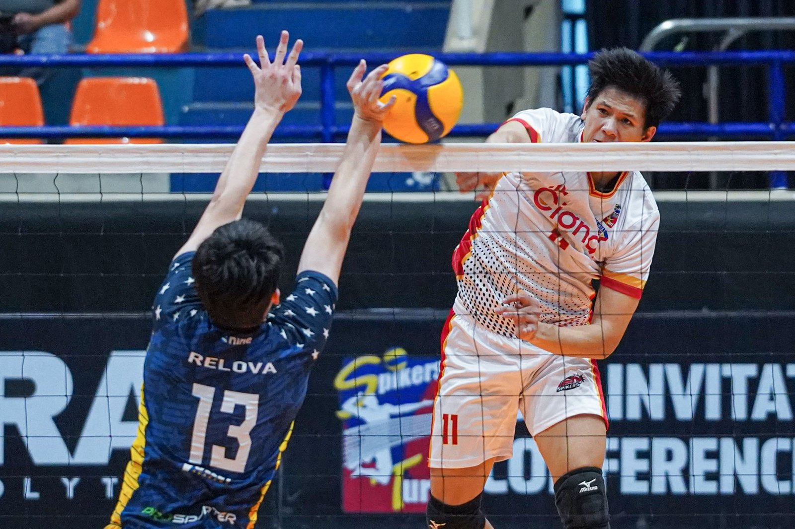 Jau Umandal spikes past ProVolley Academy’s blockers. [Spikers Turf photo]
