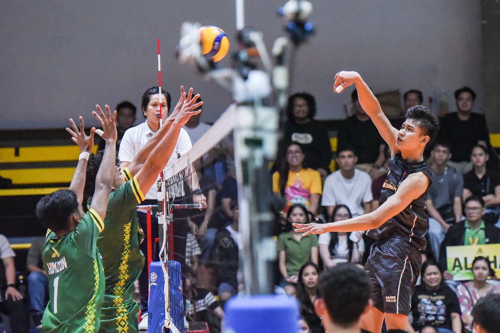 Al-Bukharie Sali powers through Alpha’s blockers for a crucial point. [Spikers Turf photo]