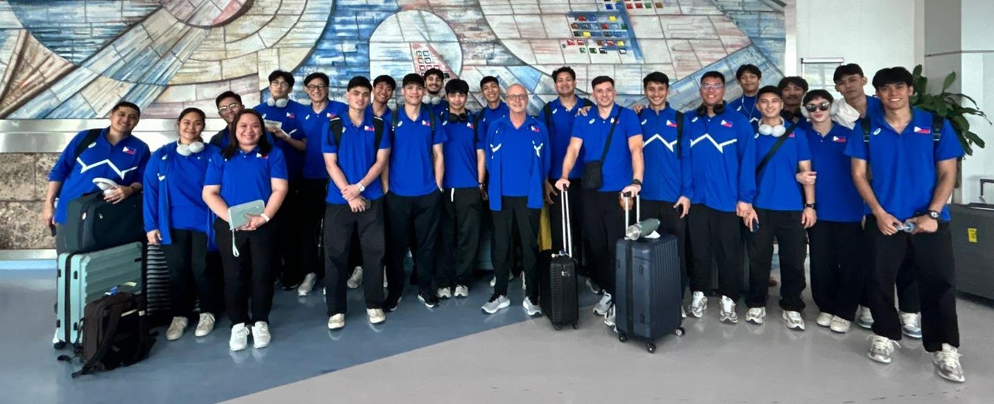 The  Alas Pilipinas men’s squad strike an arrival pose at the Kaohsiung International Airport on Sunday, November 16. [PNVF photo]
