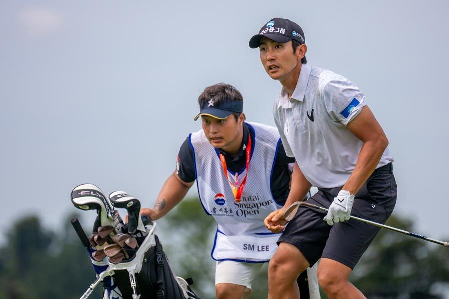 Lee finished hot with birdies on 17 and 18 to grab sole possession of the lead. [Asian Tour photo]