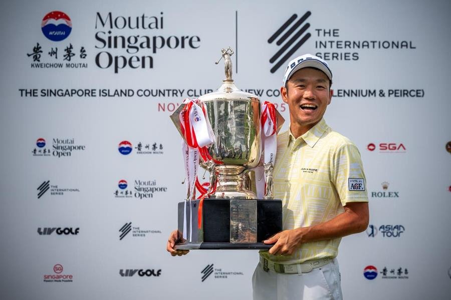 Yosuke Asaji celebrates his historic win at the Moutai Singapore Open. [photo credit: Asian Tour]