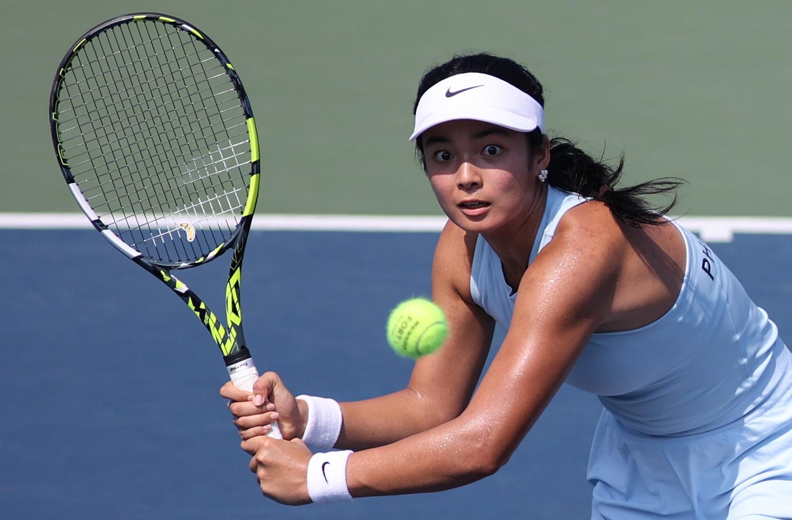 Precision and composure on center court—Eala continues PH’s medal hopes in tennis. [POC Facebook]