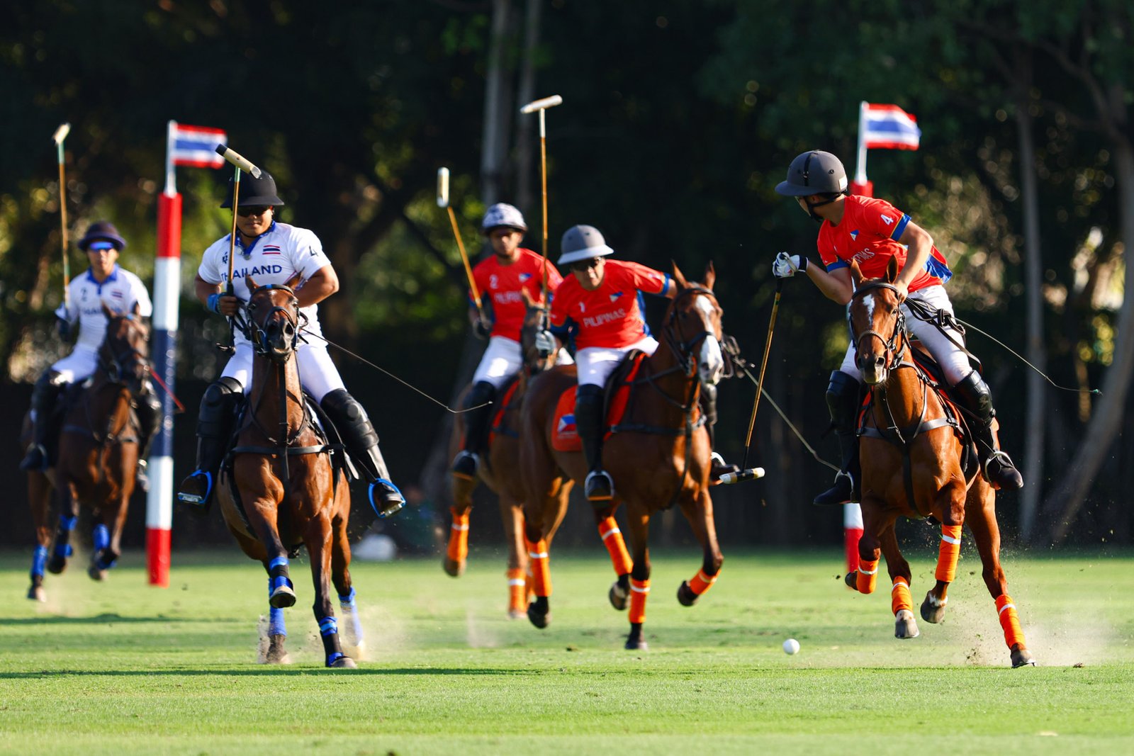 Team Philippines struggles to break Thailand’s defense in the SEAG polo semifinals. [POC Media Pool]