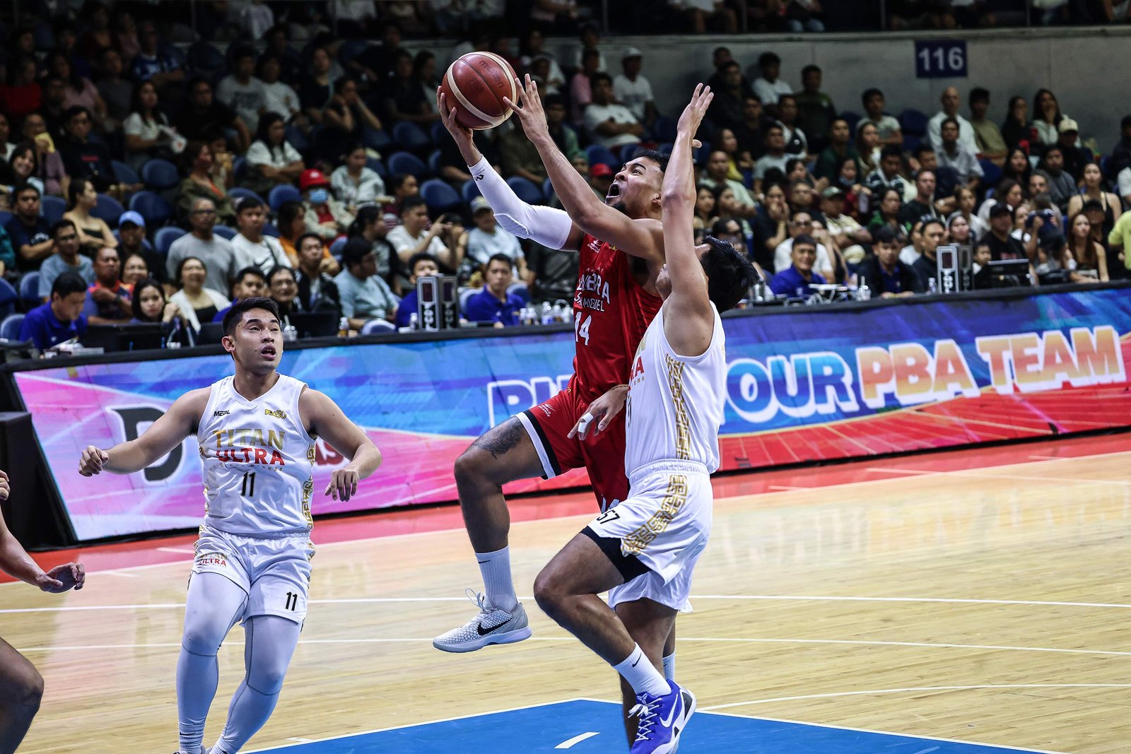 Stephen Holt powers through the defense during Ginebra’s win over Titan Ultra. [PBA Images]