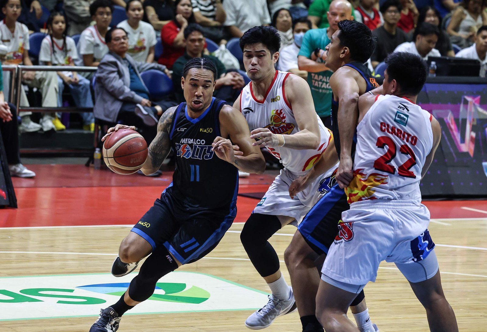 Chris Newsome attacks the lane during Meralco’s clinching win in the PBA Philippine Cup quarterfinals. [PBA Images]