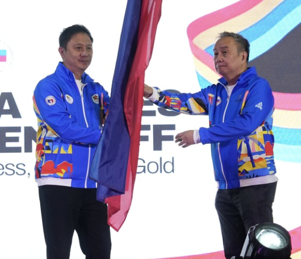 PHILIPPINE Olympic Committee president Abraham “Bambol” Tolentino and Philippine Sports Commission chairman Patrick “Patò” Gregorio are clad in the Thailand SEA Games version of the national track suit, while medalist Muay athletes Zeth Gabriel Bueno, Jan Brix Ramiscal, Jasmine dagame, Tyron Jamborillowear the Bahrain Asian Youth Games design. [POC photo]