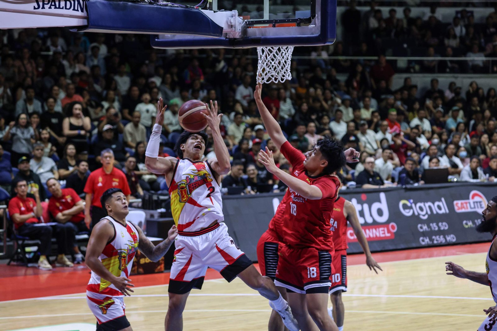 Game 4 looms Sunday — can Ginebra respond or will San Miguel march closer to the Finals? [PBA Images]