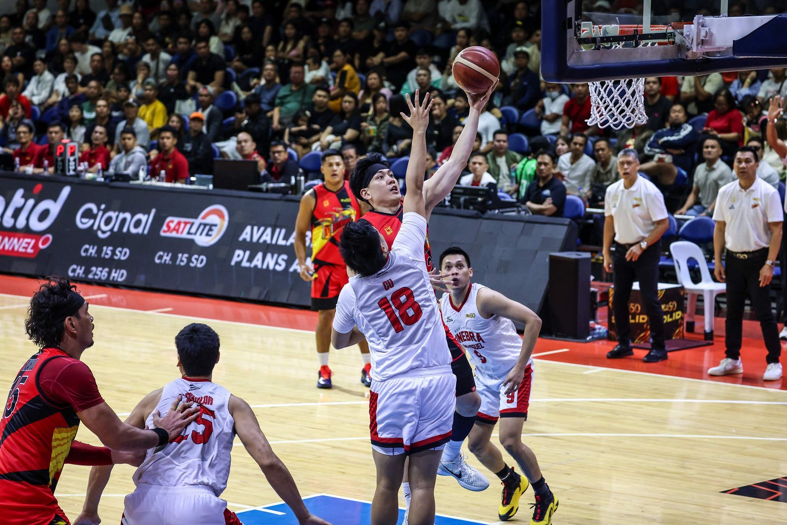 Jeron Teng ignites San Miguel Beer with a fourth-quarter surge in Game 2. [PBA Images]