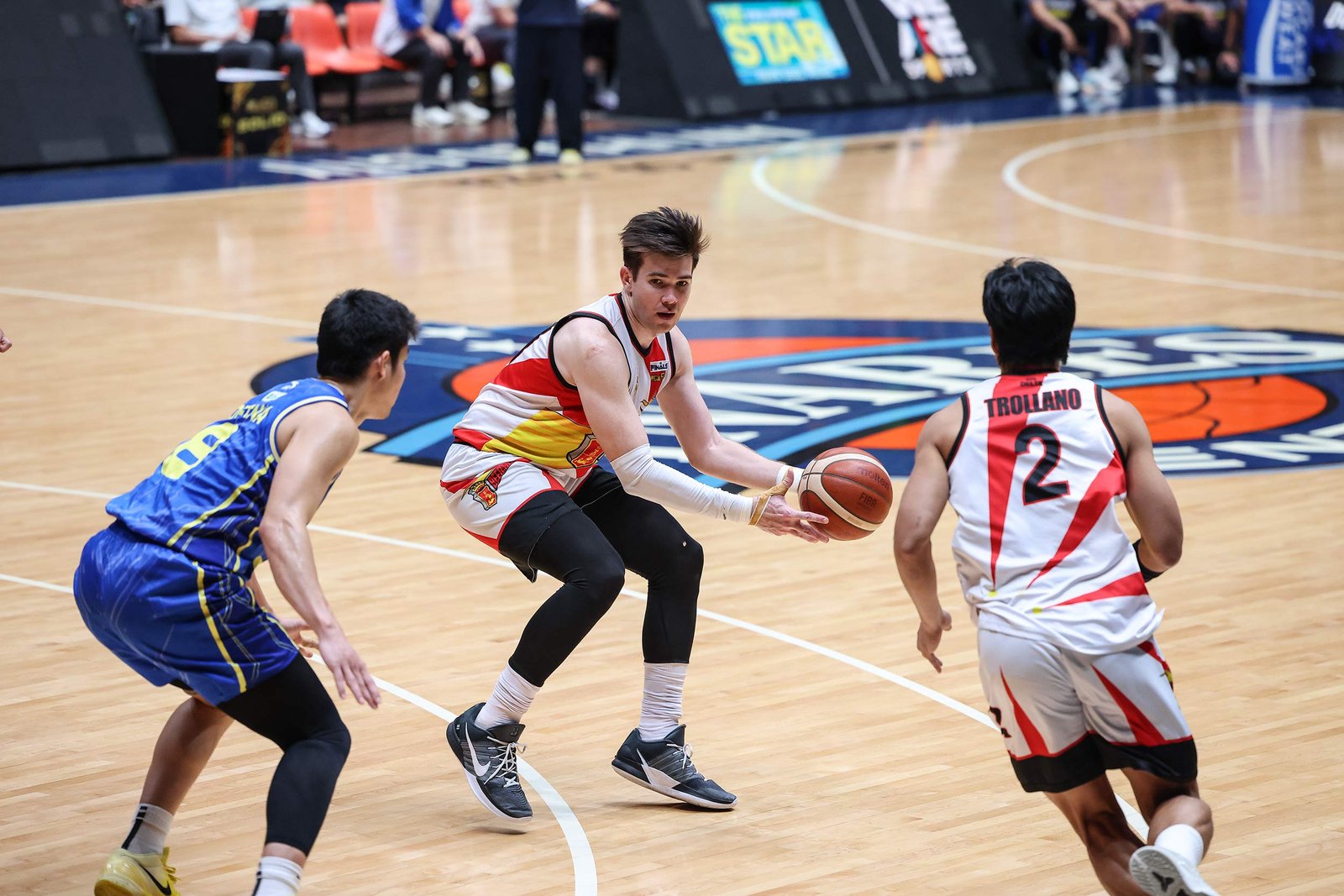 Rodney Brondial stars with 17 points and 15 rebounds in the Beermen’s crucial victory. [PBA Images]