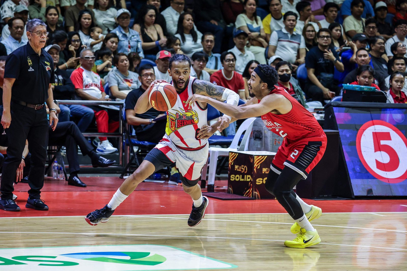 Chris Ross shows why effort still wins playoff games. [PBA Images]