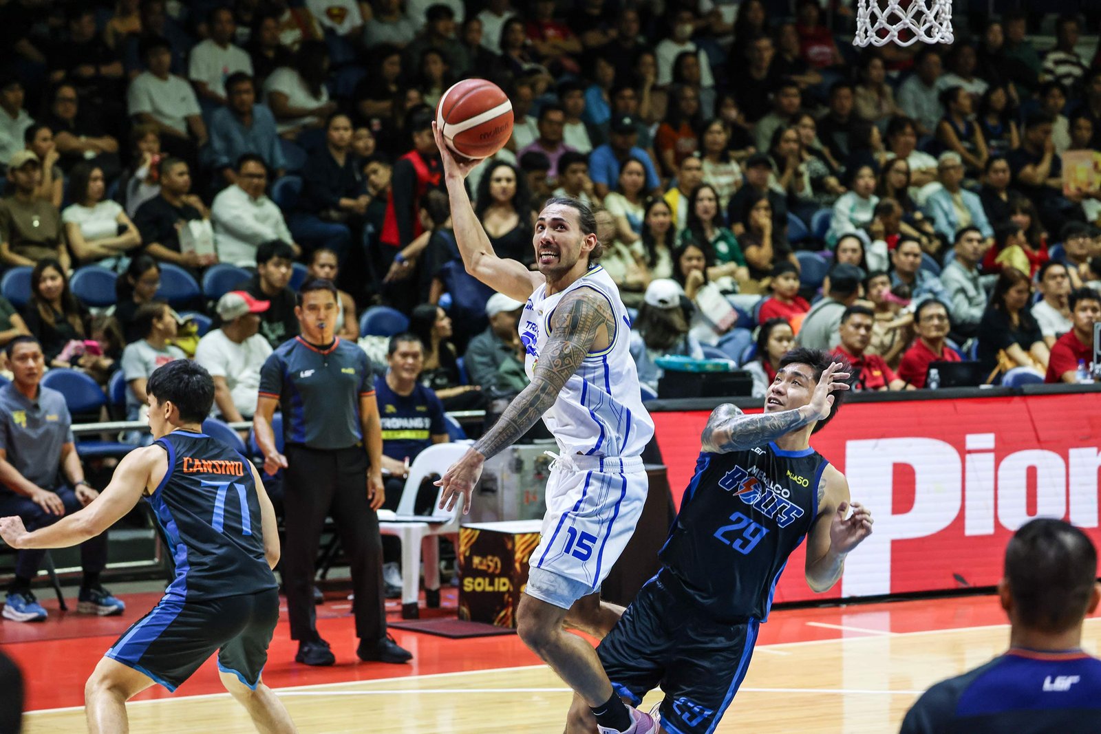 Jordan Heading drives to the basket against Meralco. [PBA Images]