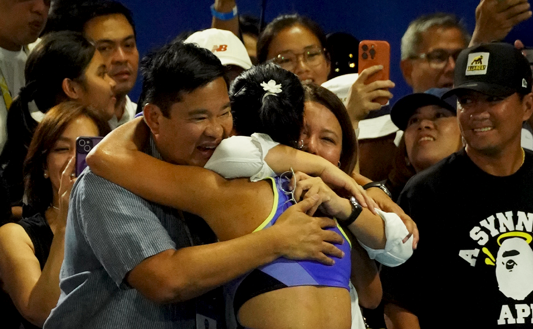 Alex Eala's parents, Mike Eala and Rizza-Maniego Eala, warmly embrace their daughter after her 4-6, 4-6 women's singles quarterfinal loss to Colombia's Camila Osorio in the Philippine Women's Open last Thursday night. [PSC photo]