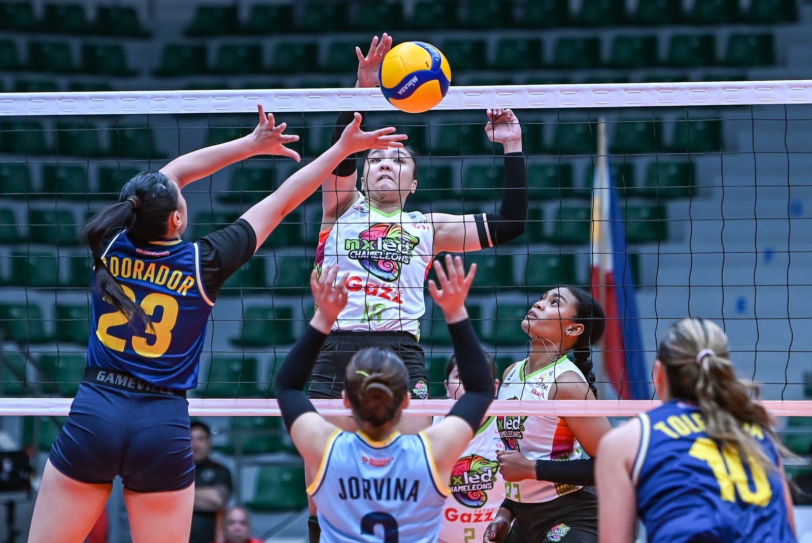 Lyann de Guzman delivers a clutch hit en route to Best Player of the Game honors. [PVL Images]
