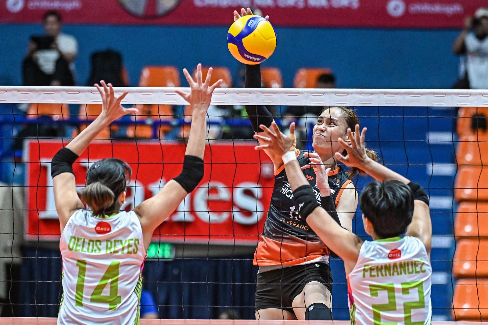 Roselle Baliton powers Galeries Tower’s net defense in the upset win. [PVL Images]