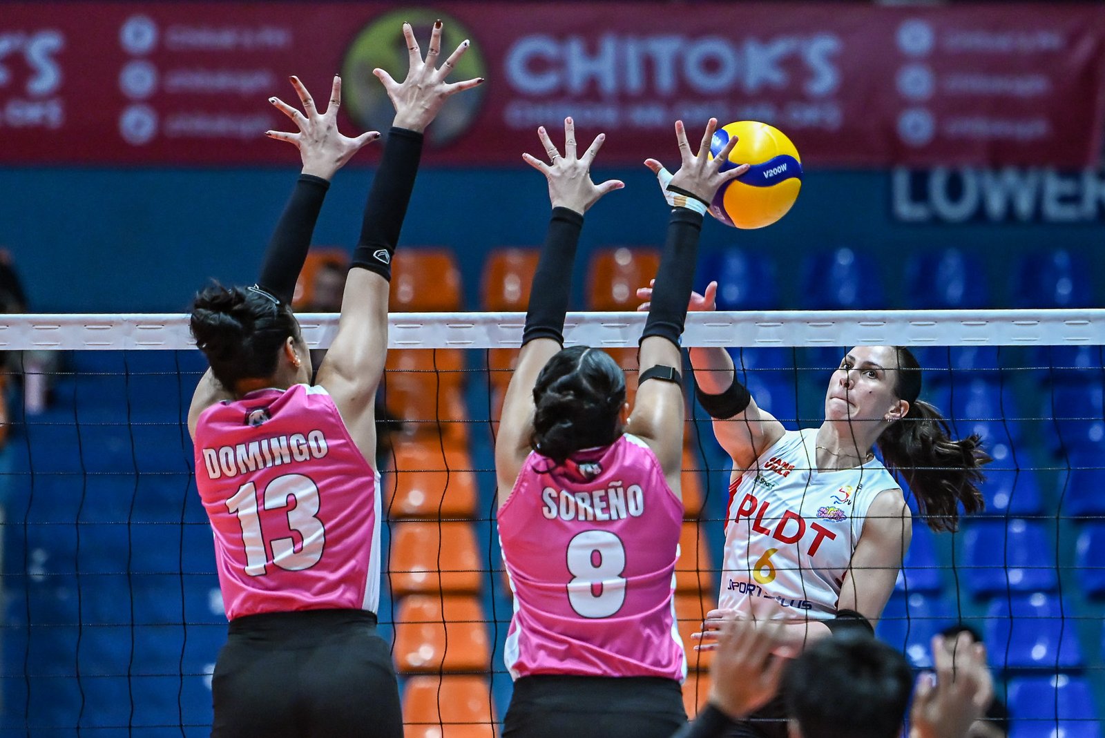Savi Davison delivers key points despite tight Akari coverage. [PVL Images]