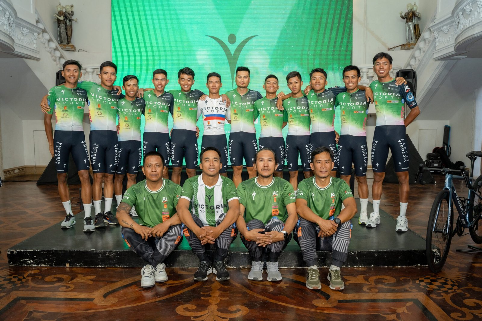 The VSPC 2026 roster gathers for a team photo, combining veteran riders and rising talents.