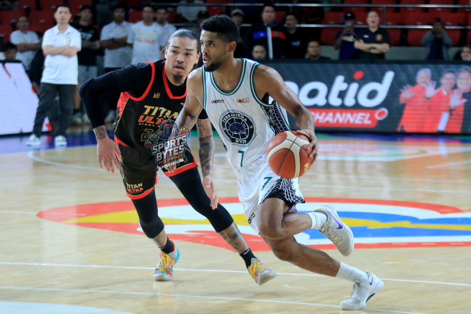 Jerrick Ahanmisi catches fire in the third quarter during Terrafirma’s dominant Commissioner’s Cup win. [photo credit: Peter Baltazar | PBA Pool]