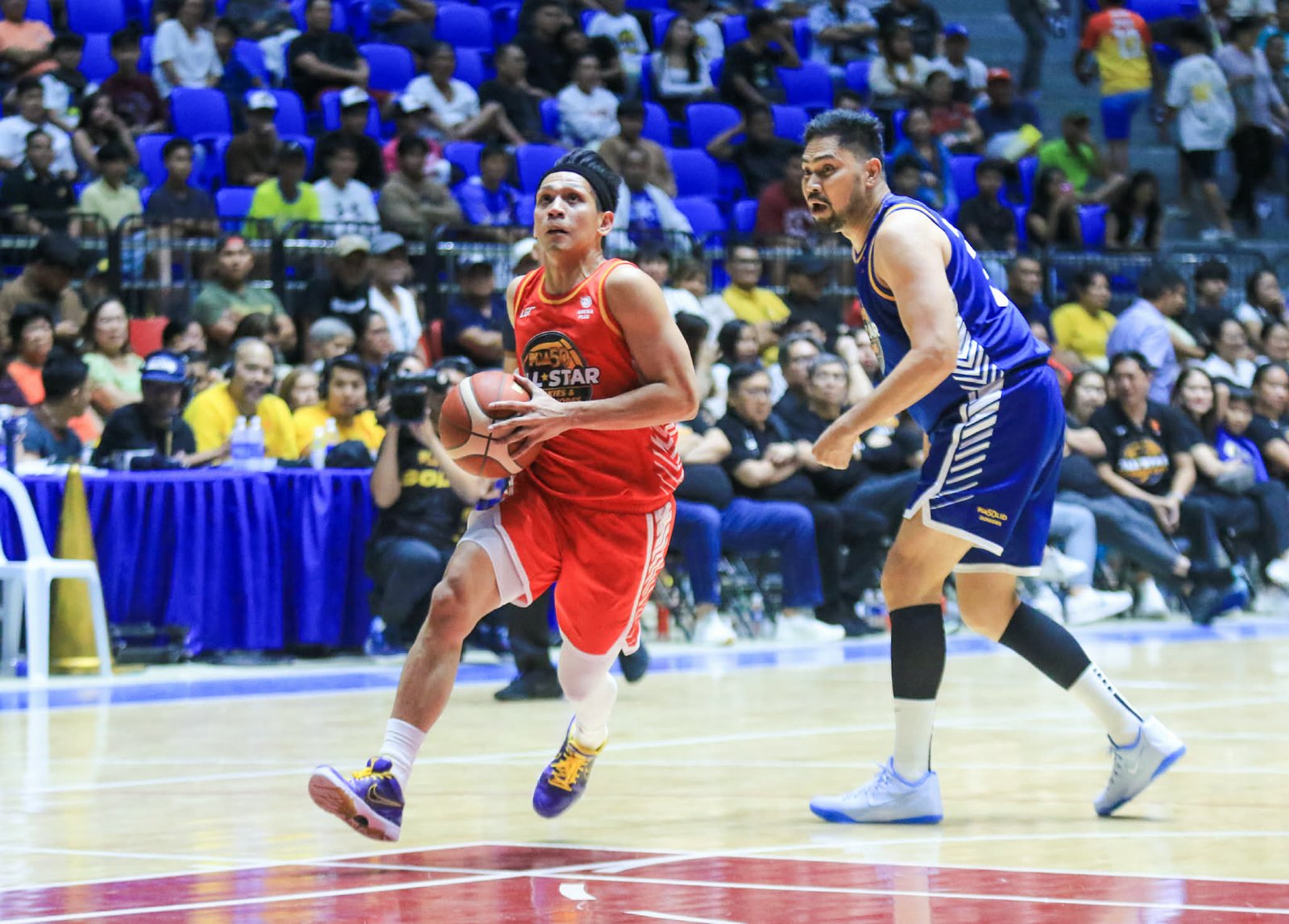 Jerom Lastimosa drives to the basket during the Rookies-Sophomores match against the Juniors in the PBA All-Star opener. [photo credit: Peter Baltazar, PBA pool]