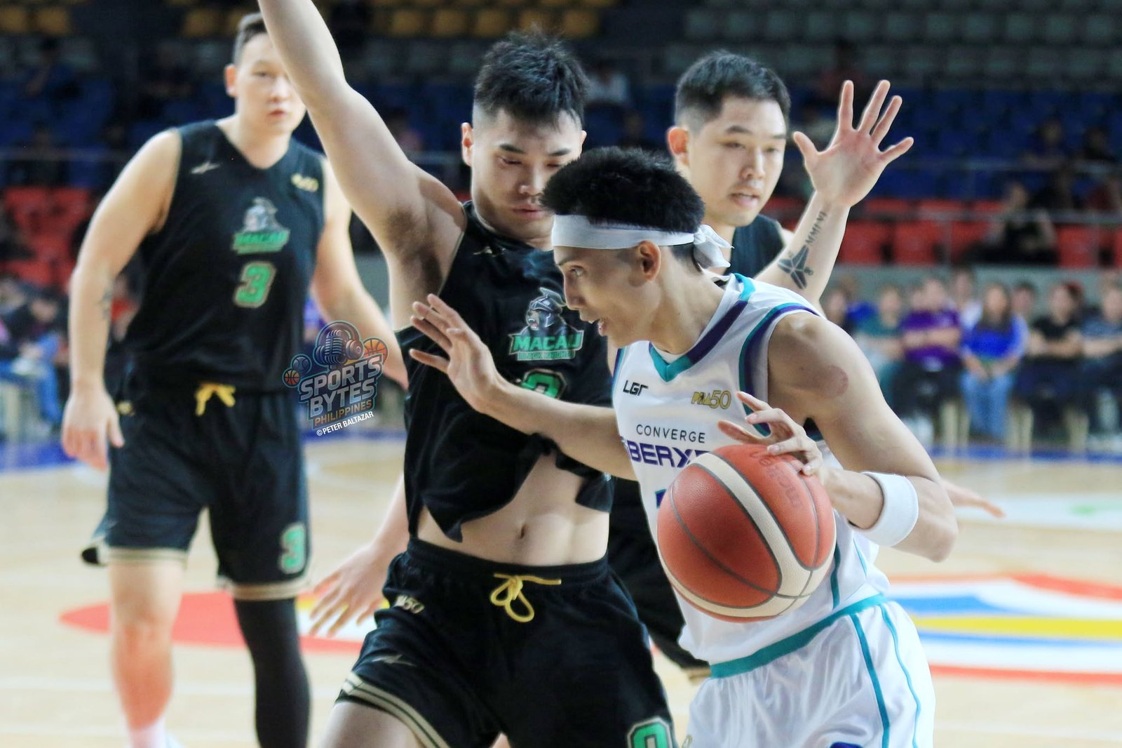 Action from the Converge vs Macau Black Knights game at Ninoy Aquino Stadium. [photo credit: Peter Baltazar | PBA Pool]