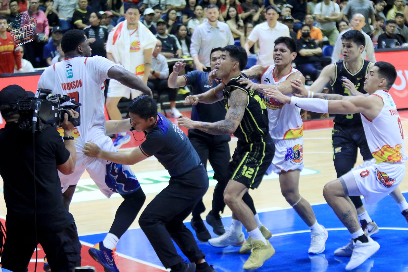 A late game scuffle involving Jaylen Johnson of Rain or Shine and Glen Khobuntin marred the PBA Commissioner's Cup first game match on Friday, March 20. [photo credit: Peter Baltazar]