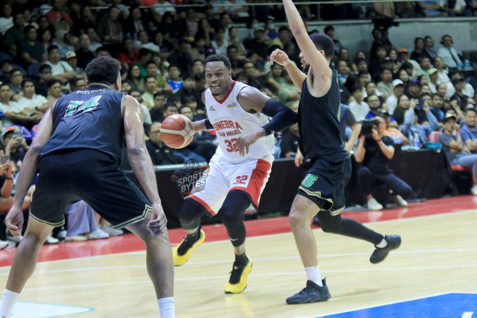 Justin Brownlee drives to the basket, scoring for Barangay Ginebra against Macau in the PBA Season 50 Commissioner’s Cup. [photo credit: Peter Baltazar]