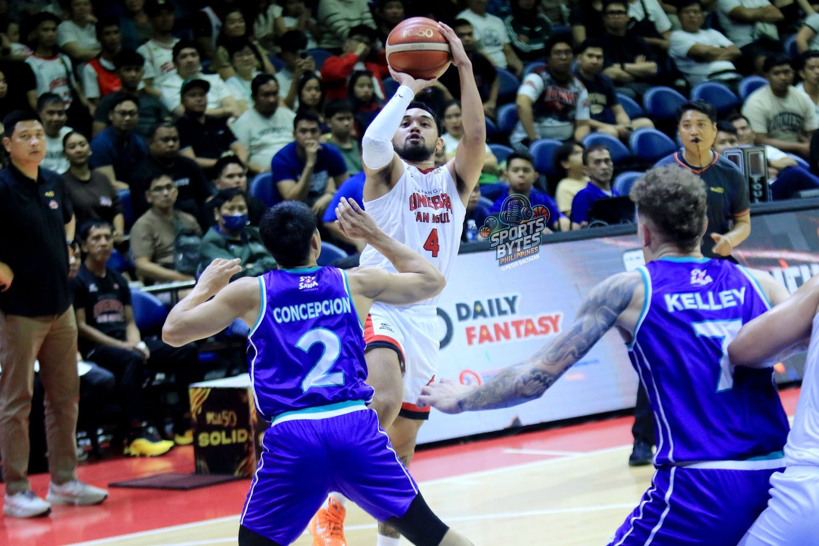 RJ Abarrientos erupts for 32 points to keep the Gin Kings within striking distance. [photo credit: Peter Baltazar]