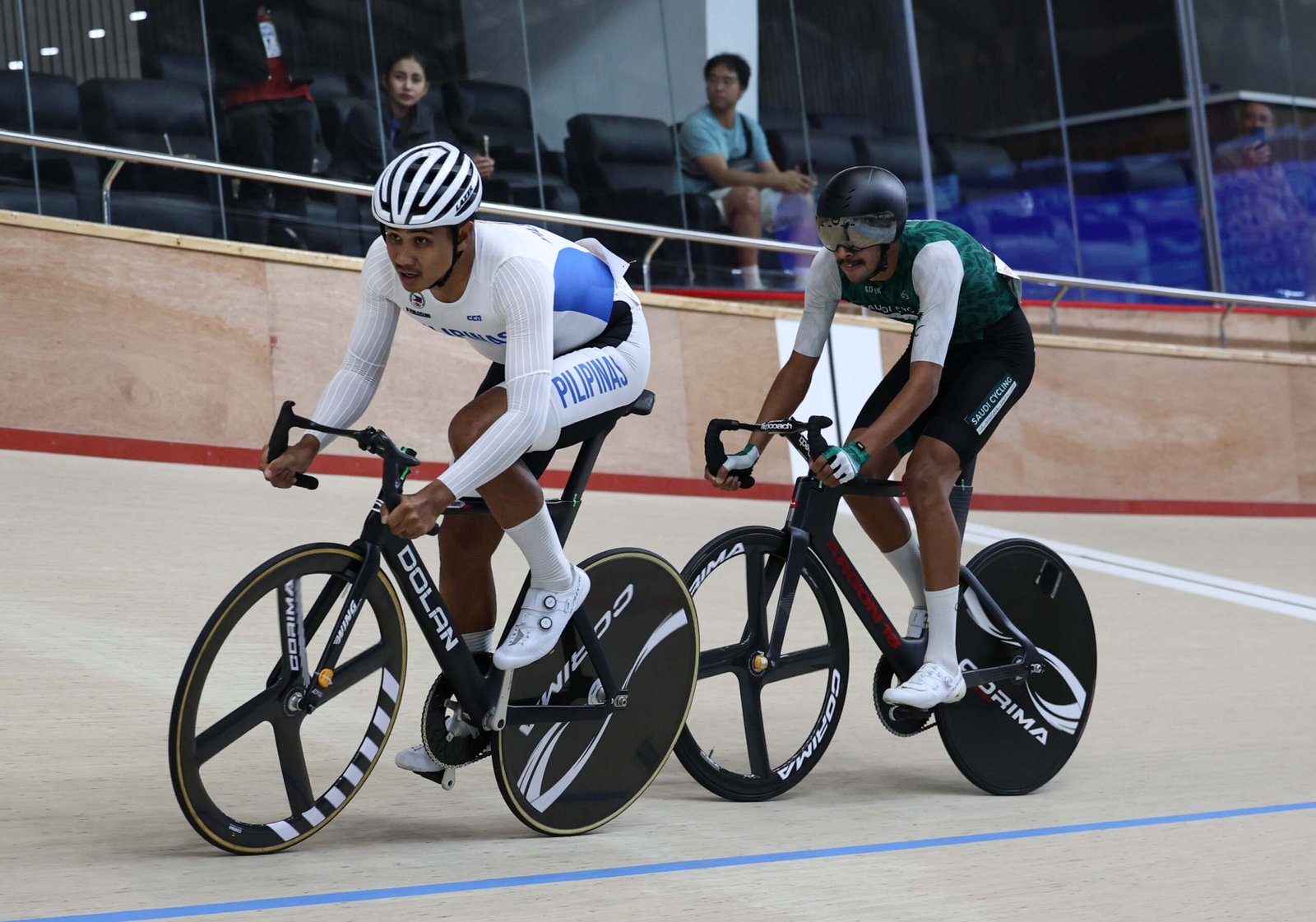 Mark Julius Bonzon pedals ahead of Saudi Arabia’s Manssour Ameen Alhayyan. [PhilCycling photo]