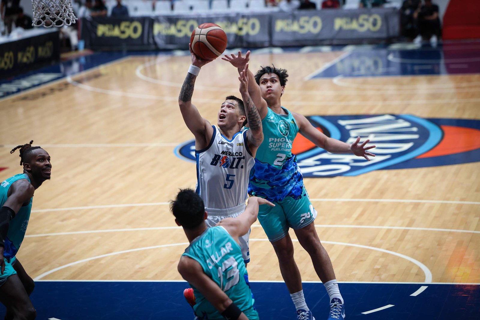 Jason Brickman directs the offense in Meralco’s win over Phoenix. [PBA Images]