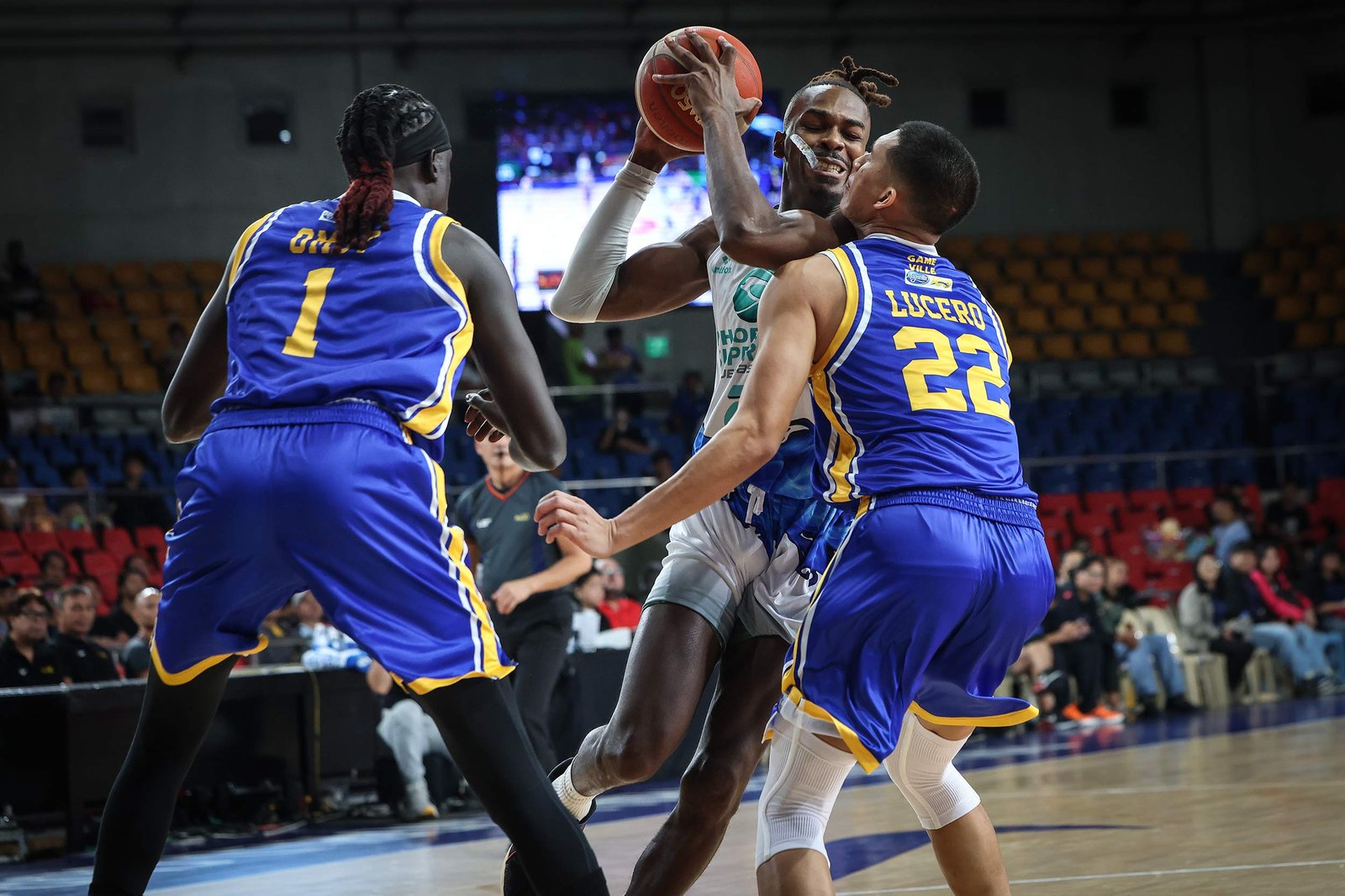 Phoenix import James Dickey III dominates the paint against the Hotshots. [PBA Images]