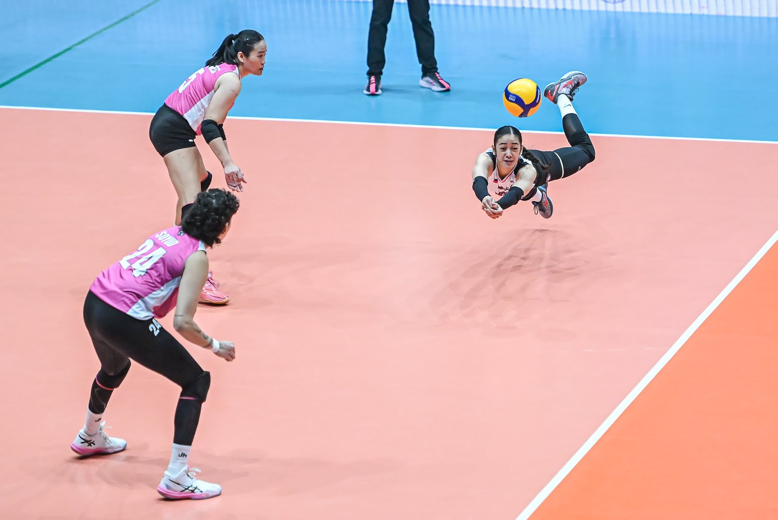 Justine Jazareno dives for a dig while anchoring Akari’s defense against the Cool Smashers. [PVL Images]