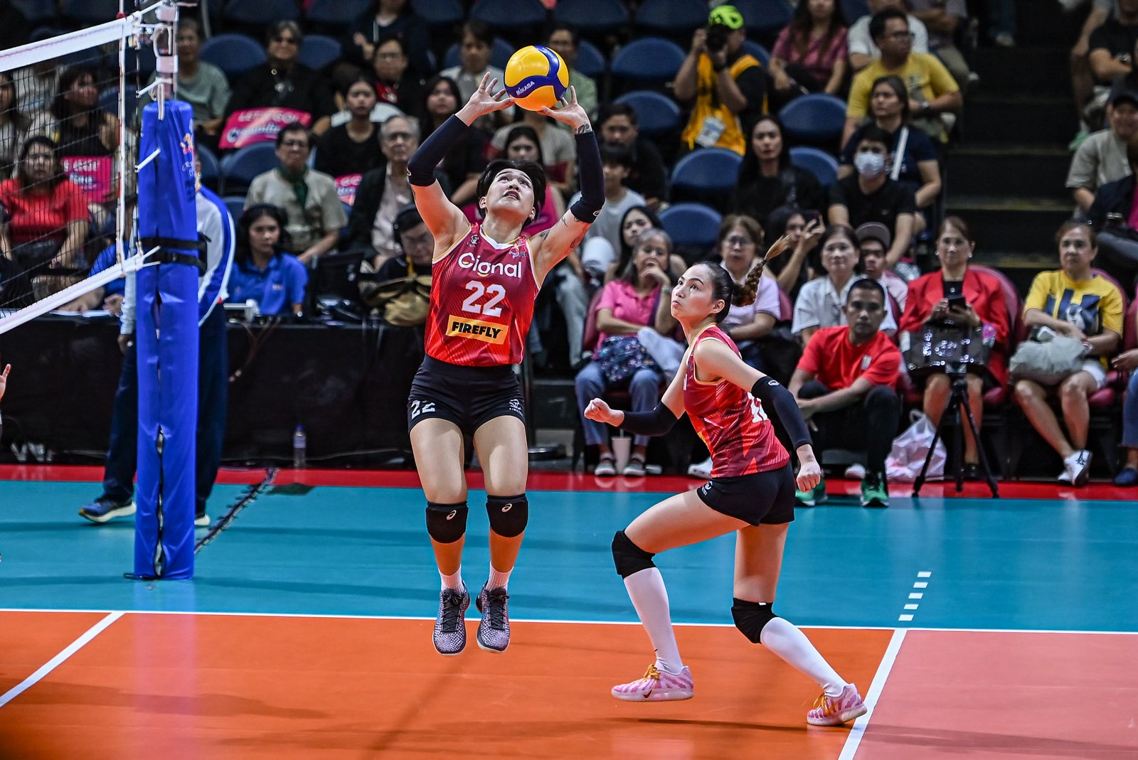Gel Cayuna orchestrates Cignal’s offense in a standout Player of the Week performance. [PVL Images]