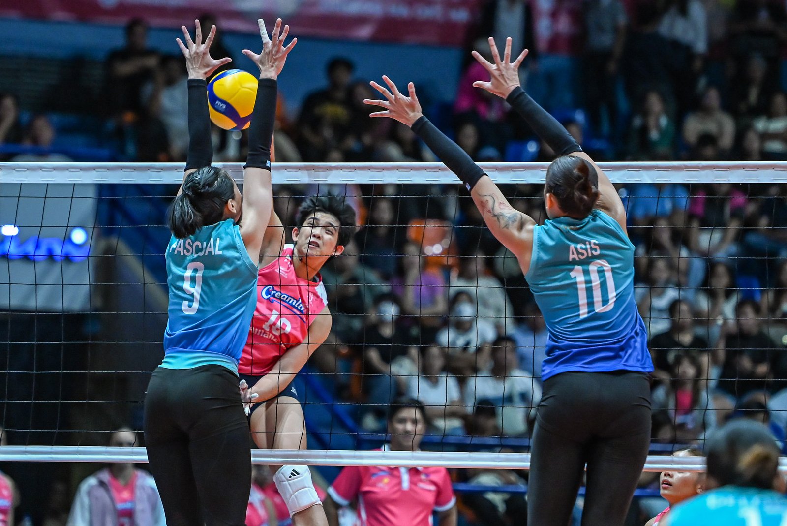 Tots Carlos powers attacks to help Creamline hold their lead. [PVL Images]