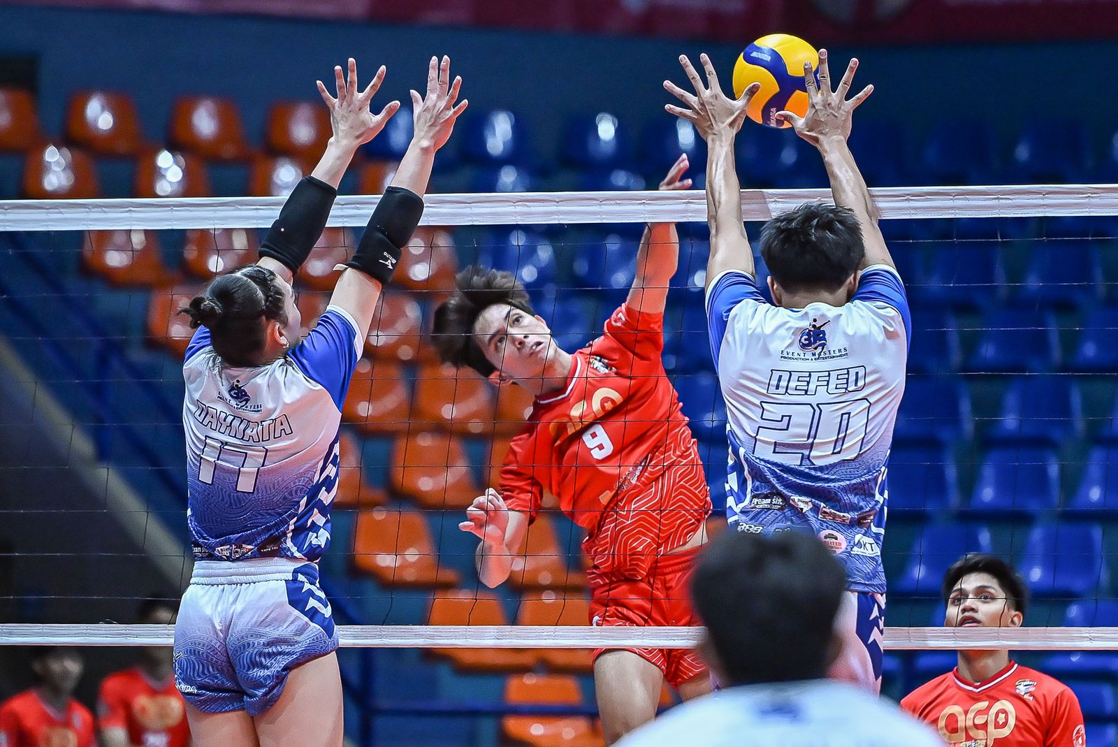 Jay Rack Dela Noche delivers a sharp kill to give AEP-Cabstars a crucial lead over 3B. [Spikers Turf photo]