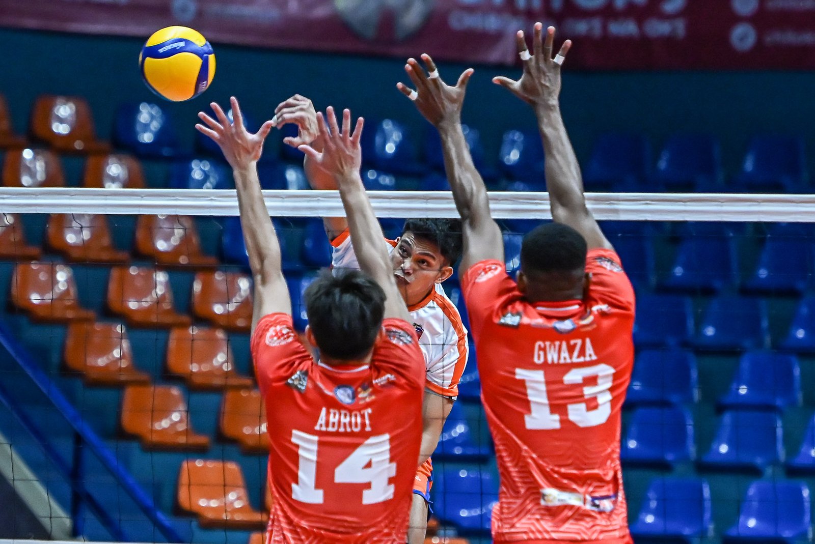 Jude Garcia delivers clutch attacks in the extended second set. [Spikers Turf photo]