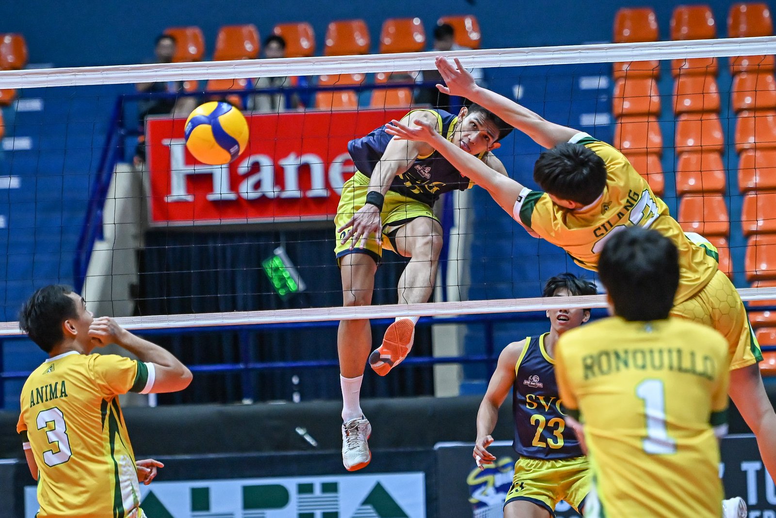 JP Bugaoan leads Savouge with a strong net presence in Spikers’ Turf action. [Spikers Turf photo]