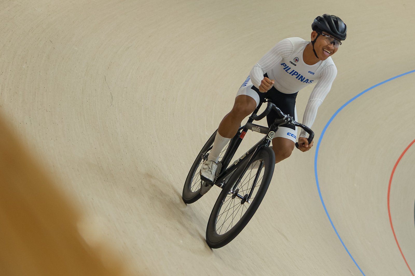 Zedrick Honorica competes in the men’s elite sprint event. [PhilCycling photo]