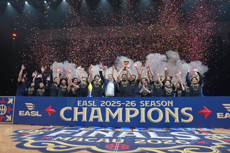 Utsunomiya Brex lift the championship trophy following a 90-81 win over Taoyuan Pauian Pilots.