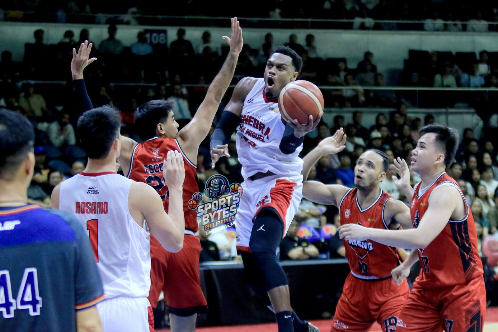 Justin Brownlee leads Ginebra’s comeback with a composed 21-point performance. [photo credit: Peter Baltazar]