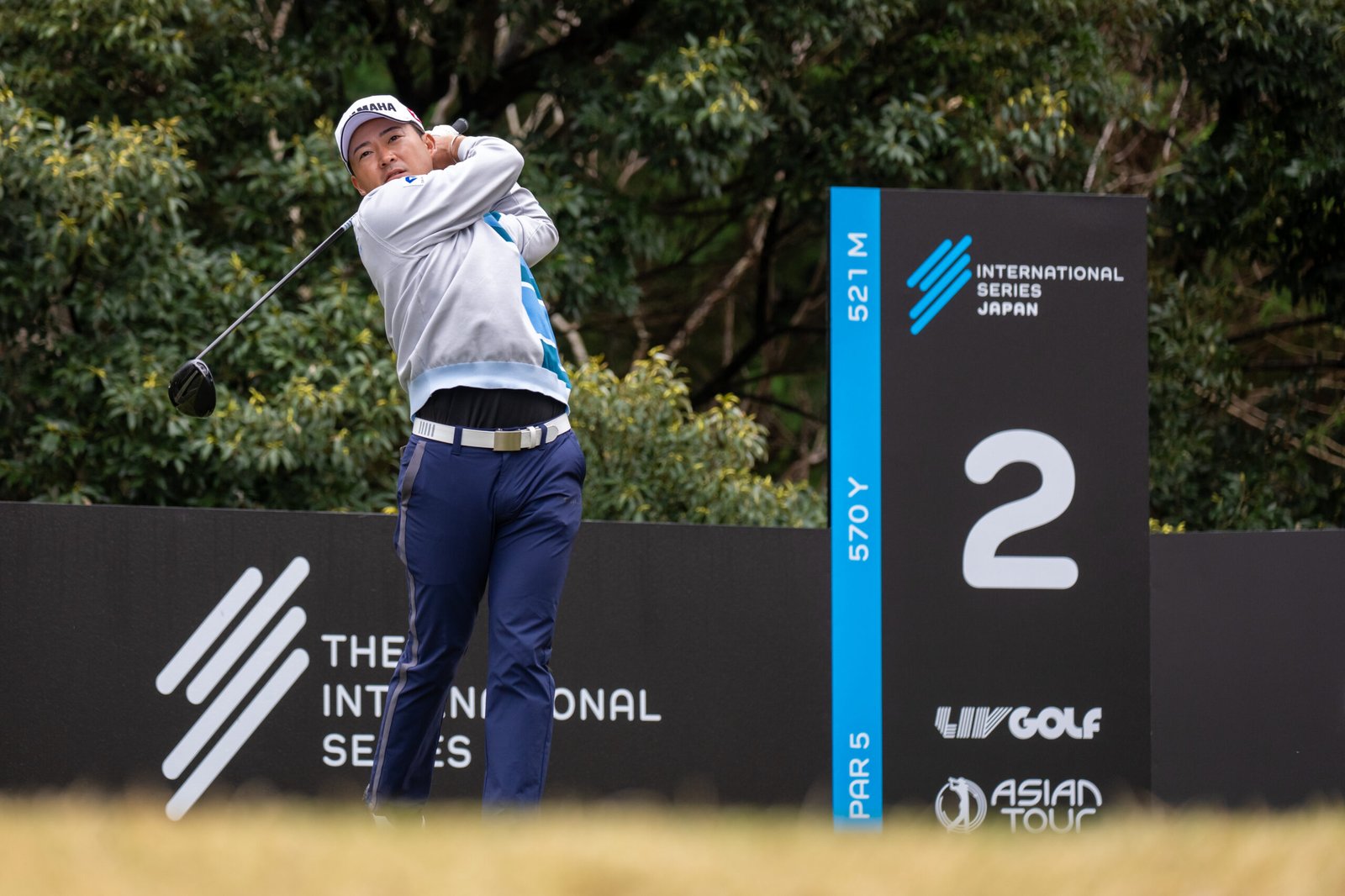 Shugo Imahira battles tough wind conditions to join the lead. [Asian Tour photo]