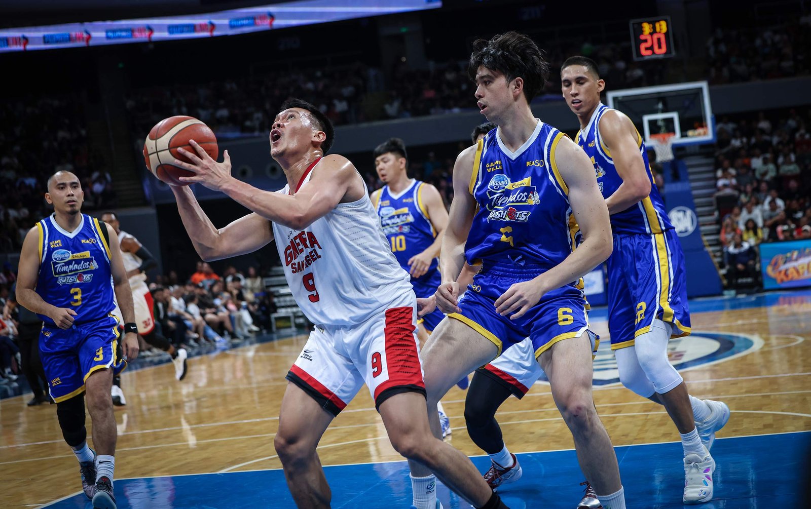 Scottie Thompson drives through defenders in a standout performance [PBA Images]
