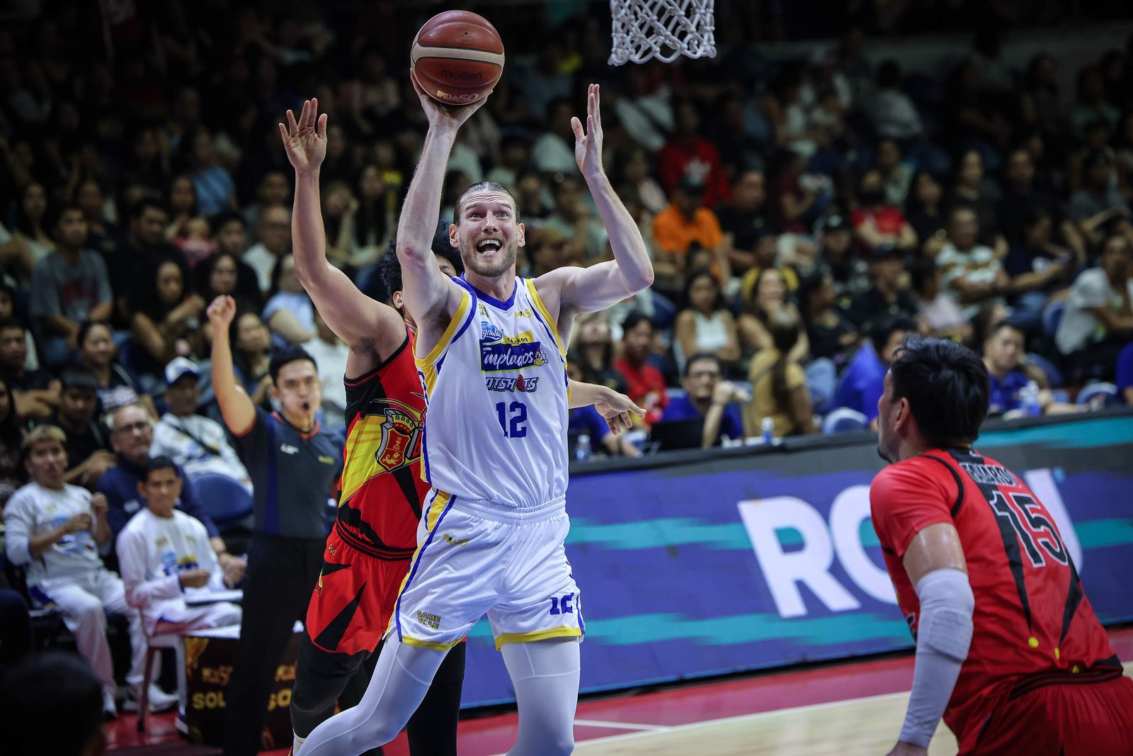 Clint Chapman delivers a dominant bounce-back performance for Magnolia in a win over San Miguel. [PBA Images]
