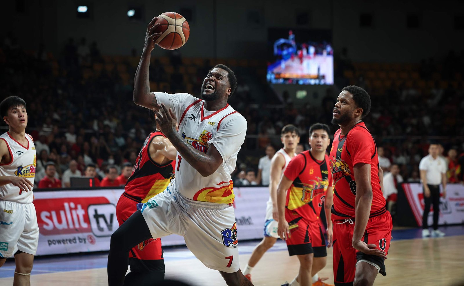 Jaylen Johnson powers Rain or Shine’s offense against San Miguel Beer. [PBA Images]