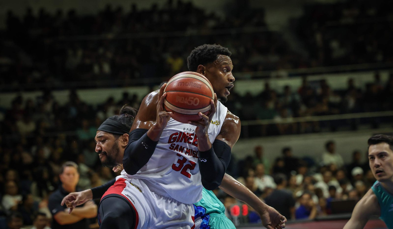 Justin Brownlee leads the charge with a strong all-around performance. [PBA Images]