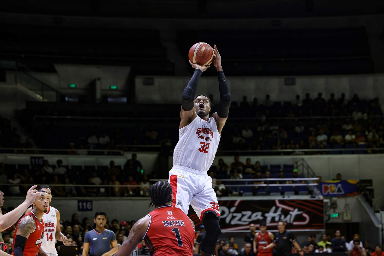 Justin Brownlee leads Ginebra’s comeback with a composed 21-point performance. [PBA Images]