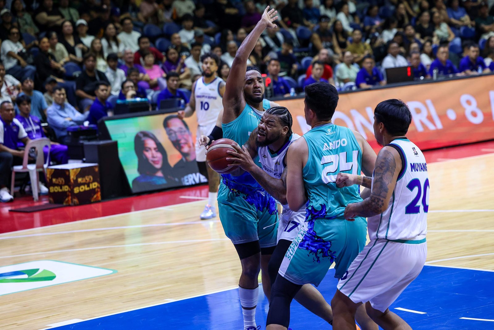 Donovan Smith powers to the basket during his dominant debut for Converge against Phoenix. [PBA Images]