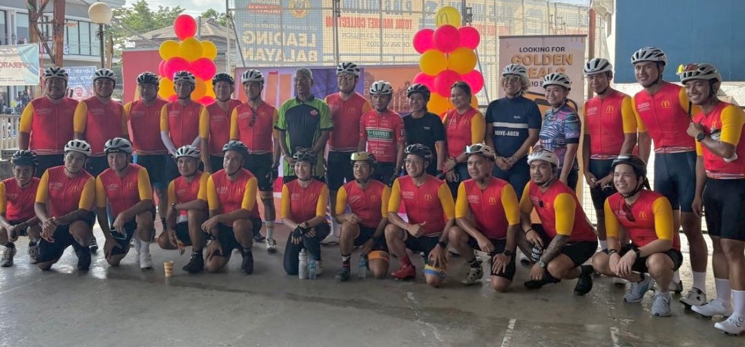 MMDA General Manager General Nicolas Torre III (green jersey), MPTC Tour of Luzon Chief Organizer and CEO Arrey Perez (sixth from left), Mad Management head Dinah Remolacio (black jersey) with the cycling executives. [MPTC ToL photo]