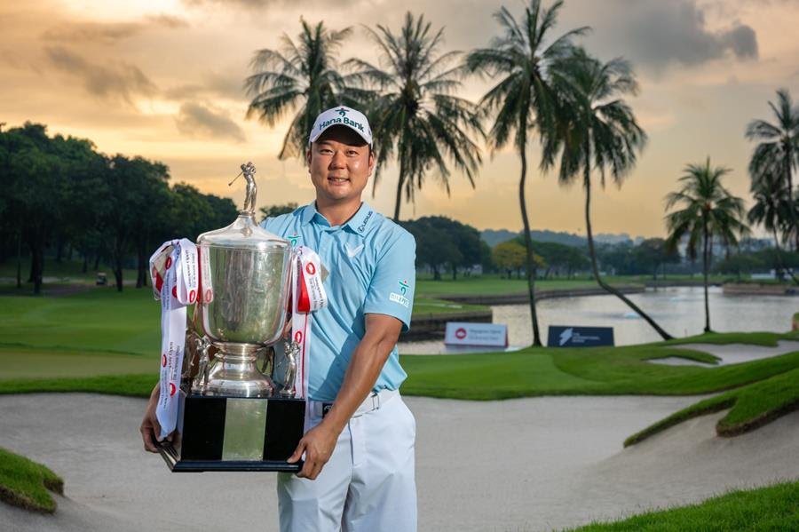 Jeongwoo Ham celebrates after securing the Singapore Open title at Sentosa Golf Club. [Asian Tour photo]