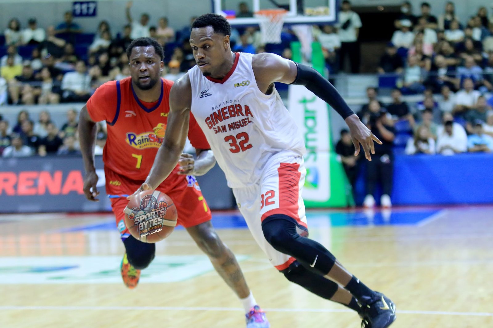 Justin Brownlee powers Ginebra with a 40-point performance vs Rain or Shine. [photo credit: Peter Baltazar]